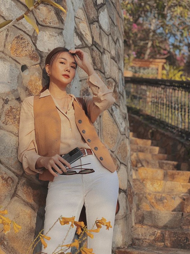 Thanh Hằng chia sẻ: Nếu tương lai ph&iacute;a trước đầy trở ngại. Nhắm mắt lại t&ocirc;i dẫn bạn đi