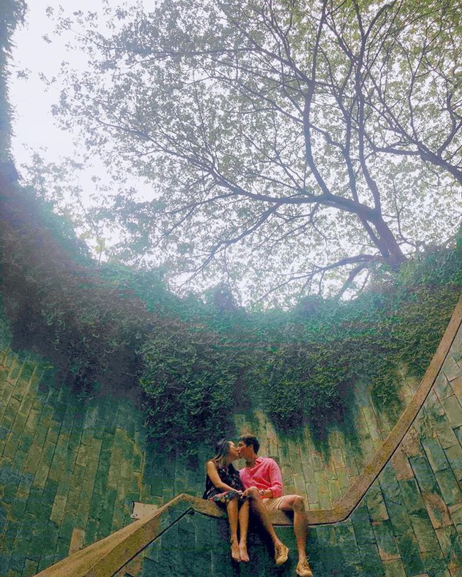 Ho&agrave;ng Oanh đăng ảnh kh&oacute;a m&ocirc;i chồng T&acirc;y.