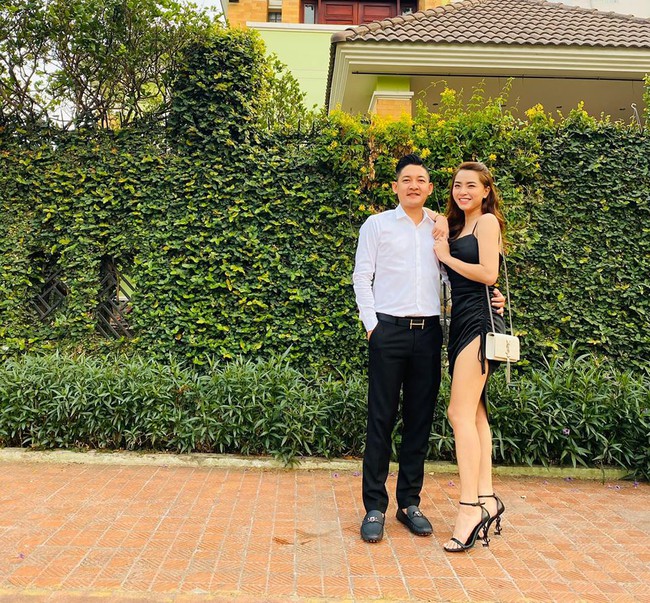 Vợ chồng Hải Băng l&ecirc;n đồ đi chặt ch&eacute;m c&ocirc; d&acirc;u ch&uacute; rể.