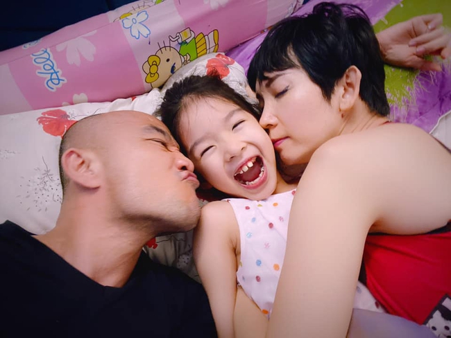 Xu&acirc;n Lan tận hưởng khoảng thời gian ấm &aacute;p b&ecirc;n chồng v&agrave; c&ocirc;ng ch&uacute;a nhỏ.