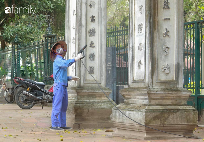 Hà Nội: Hàng loạt di tích dừng mở cửa đón khách để phun khử trùng - Ảnh 8. Hà Nội: Hàng loạt di tích dừng mở cửa đón khách để phun khử trùng - Ảnh 8.