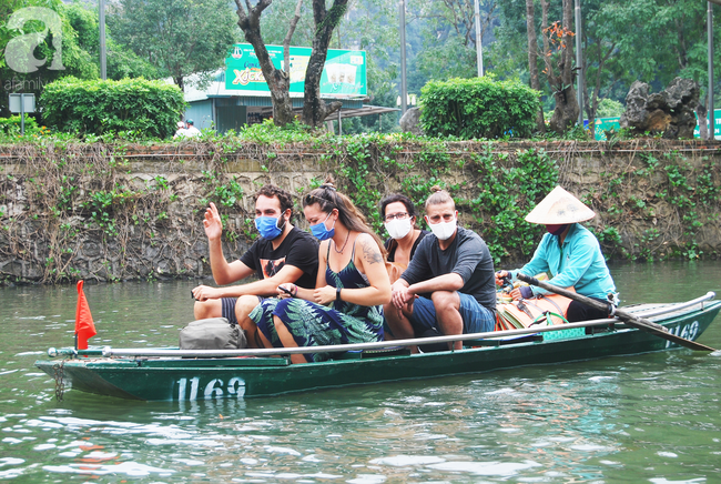 Ninh Bình: Khu du lịch Tràng An từ chối du khách không đeo khẩu trang khi đến mua vé - Ảnh 12.