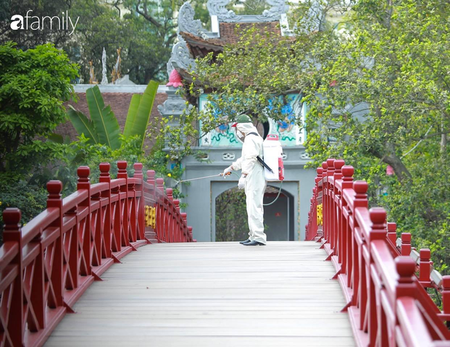 Hà Nội: Hàng loạt di tích dừng mở cửa đón khách để phun khử trùng - Ảnh 12. Hà Nội: Hàng loạt di tích dừng mở cửa đón khách để phun khử trùng - Ảnh 12.