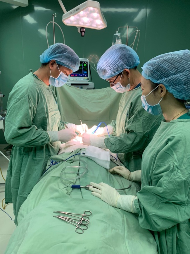 Tiến hành cắt bỏ nang tuyến giáp dài 3cm cho bệnh nhi 12 tuổi - Ảnh 1.