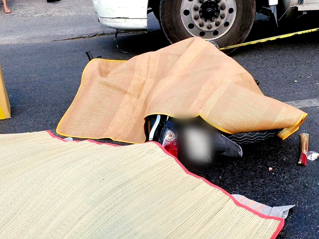 Thương tâm người phụ nữ bị xe tải tông chết trên đường đi làm bảo hiểm, chồng khóc ngất bên thi thể vợ - Ảnh 1.