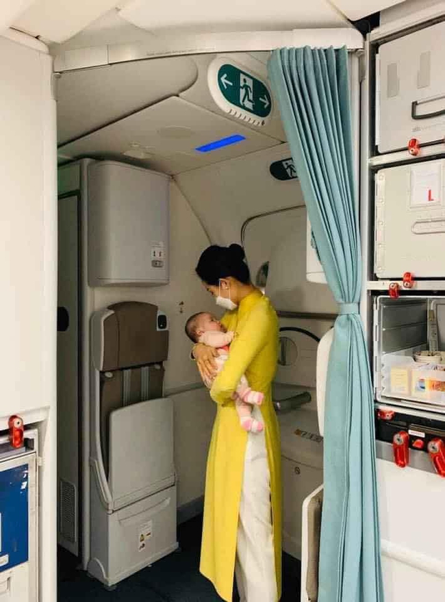Hình ảnh nữ tiếp viên hàng không tận tình bế ẵm em bé mới 2 tháng tuổi đã phải xa mẹ về Việt Nam được Thân Thúy Hà, Hồng Quế chia sẻ đầy xúc động - Ảnh 2.