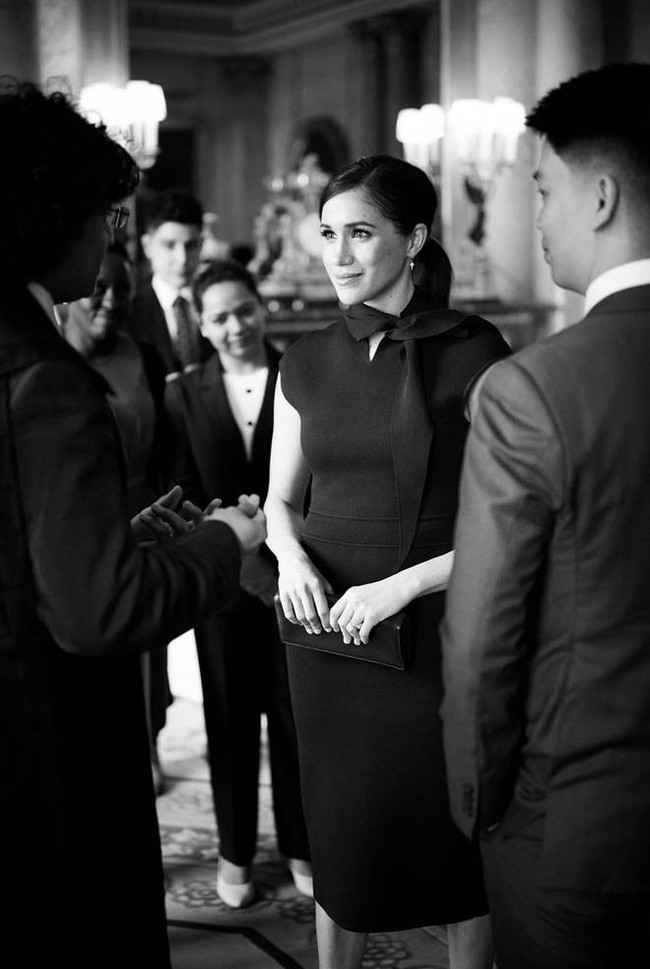 Sau khi rời Anh, Meghan Markle vẫn không quên đánh bóng tên tuổi bằng những hình ảnh mới nhất, gây bất ngờ với vẻ ngoài lạ lẫm - Ảnh 1. Sau khi rời Anh, Meghan Markle vẫn không quên đánh bóng tên tuổi bằng những hình ảnh mới nhất, gây bất ngờ với vẻ ngoài lạ lẫm - Ảnh 1.