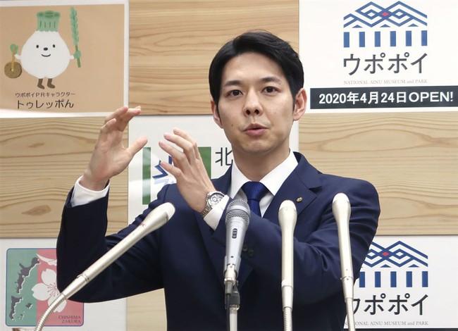 Chân dung thống đốc trẻ nhất Nhật Bản đang khiến chị em phát cuồng &quot;quên&quot; cả chống dịch: Ngoại hình &quot;cực phẩm&quot;, tài giỏi hơn người, đi lên từ 2 bàn tay trắng - Ảnh 5.