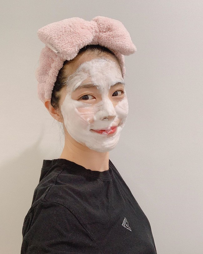Chăm lướt mạng xã hội là bạn sẽ góp nhặt được khối bí kíp skincare giúp lột xác làn da ngoạn mục như 7 tips dưới đây - Ảnh 2. Chăm lướt mạng xã hội là bạn sẽ góp nhặt được khối bí kíp skincare giúp lột xác làn da ngoạn mục như 7 tips dưới đây - Ảnh 2.