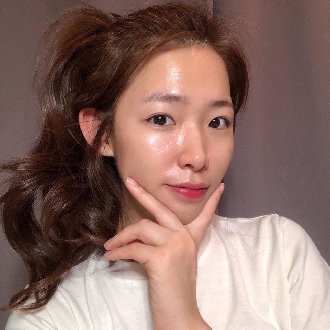 Chăm lướt mạng xã hội là bạn sẽ góp nhặt được khối bí kíp skincare giúp lột xác làn da ngoạn mục như 7 tips dưới đây - Ảnh 4. Chăm lướt mạng xã hội là bạn sẽ góp nhặt được khối bí kíp skincare giúp lột xác làn da ngoạn mục như 7 tips dưới đây - Ảnh 4.
