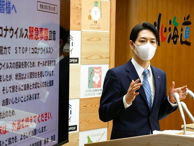 Chân dung thống đốc trẻ nhất Nhật Bản đang khiến chị em phát cuồng &quot;quên&quot; cả chống dịch: Ngoại hình &quot;cực phẩm&quot;, tài giỏi hơn người, đi lên từ 2 bàn tay trắng - Ảnh 1.