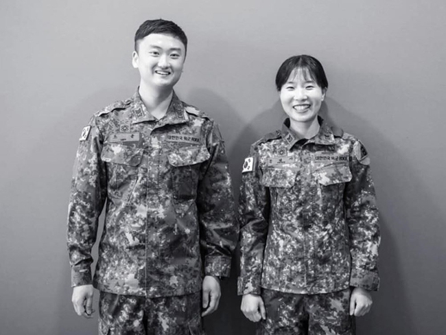Khoảnh khắc chồng nhìn vợ với đôi mắt trìu mến khi cả hai là quân nhân đi làm nhiệm vụ chống dịch Covid-19 ở Hàn Quốc gây xúc động mạnh - Ảnh 2.