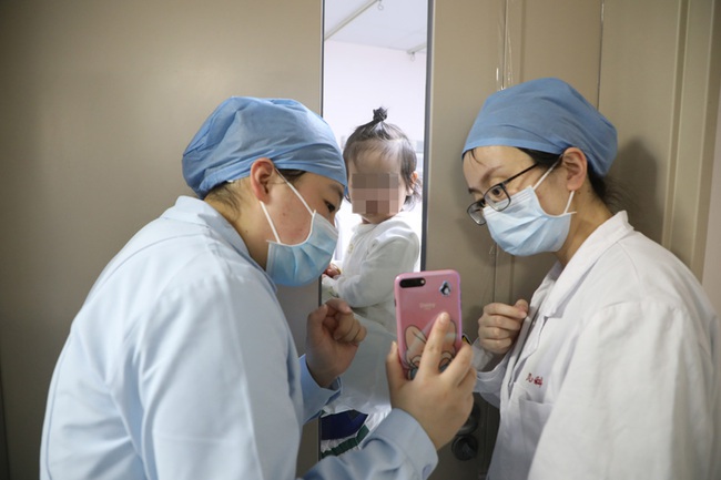 8/9 người trong gia đình mắc COVID-9 trước khi đến Nhật Bản du lịch và cuộc sống cách ly thấm đẫm tình người của 2 anh em bệnh nhân nhỏ tuổi - Ảnh 6. 8/9 người trong gia đình mắc COVID-9 trước khi đến Nhật Bản du lịch và cuộc sống cách ly thấm đẫm tình người của 2 anh em bệnh nhân nhỏ tuổi - Ảnh 6.