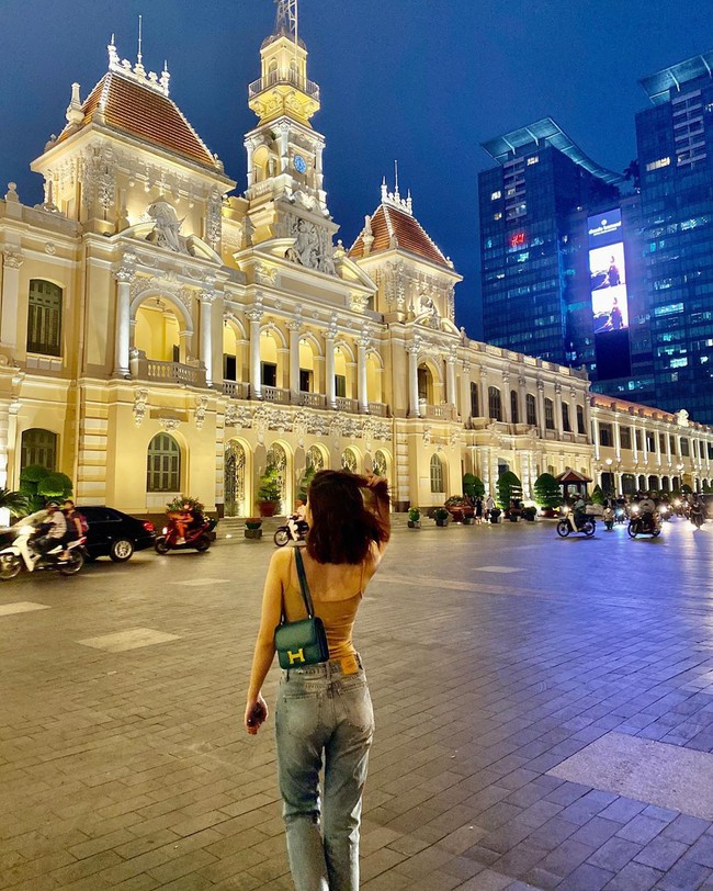 Đỗ Mỹ Linh diện &aacute;o hai d&acirc;y kết hợp quần jeans khoe d&aacute;ng v&oacute;c nuột n&agrave;.