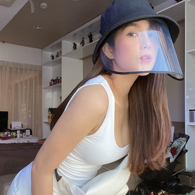 Diệp L&acirc;m Anh đội mũ ph&ograve;ng dịch COVID-19.