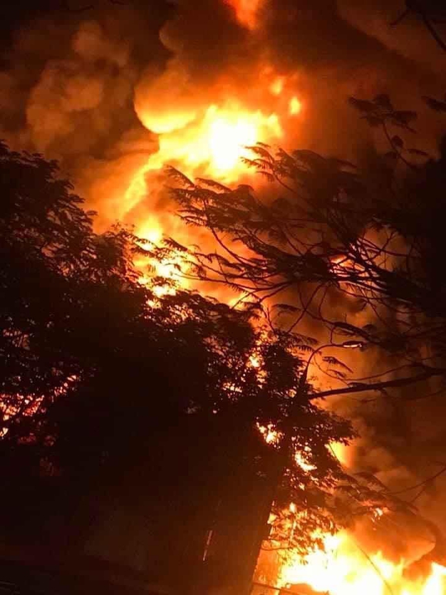 Đám cháy kinh hoàng tại kho chứa lốp xe và dầu máy rộng hàng nghìn mét ở Quảng Ninh  - Ảnh 2.