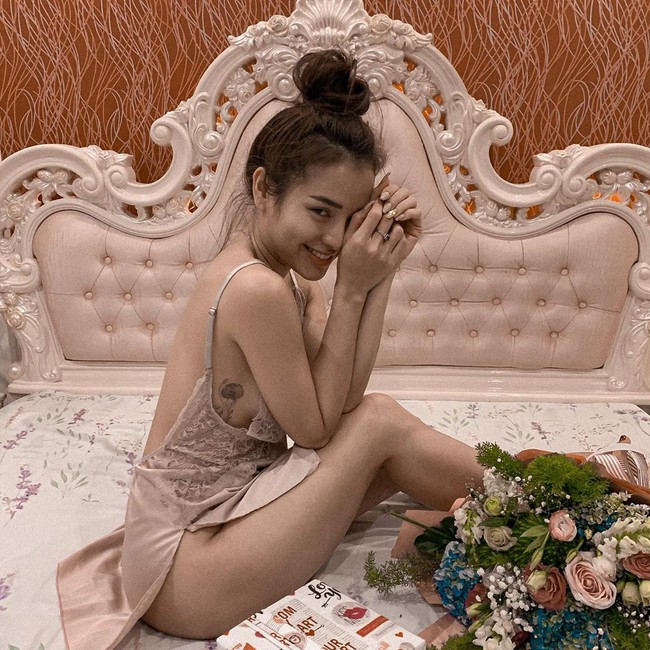 Phương Trinh Jolie để lộ th&acirc;n h&igrave;nh n&oacute;ng bỏng trong chiếc v&aacute;y ngủ gợi cảm.