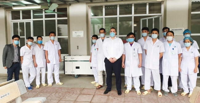 Bác sĩ Nguyễn Ngọc Sơn và ông Rob De Zwart, chuyên gia cao cấp của tập đoàn Y tế Deconta (Đức) cùng đội ngũ bác sĩ tại  phòng cách ly Bệnh viện Đa khoa Đức Giang – Hà Nội.