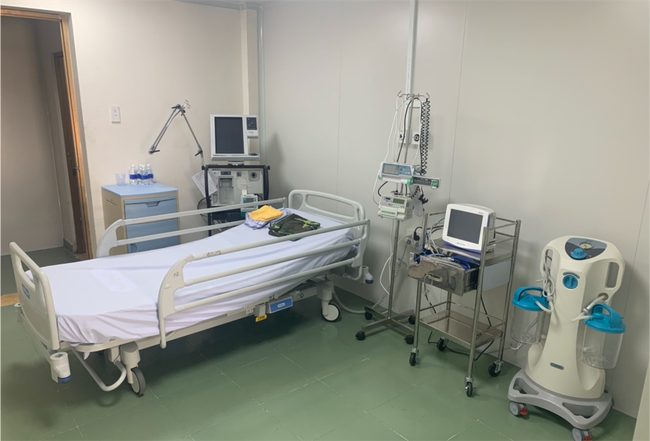 Bệnh viện dã chiến tại TP.HCM chính thức đưa vào sử dụng phòng cách ly áp lực âm cho bệnh nhân nghi nhiễm Covid-19 - Ảnh 3. Bệnh viện dã chiến tại TP.HCM chính thức đưa vào sử dụng phòng cách ly áp lực âm cho bệnh nhân nghi nhiễm Covid-19 - Ảnh 3.