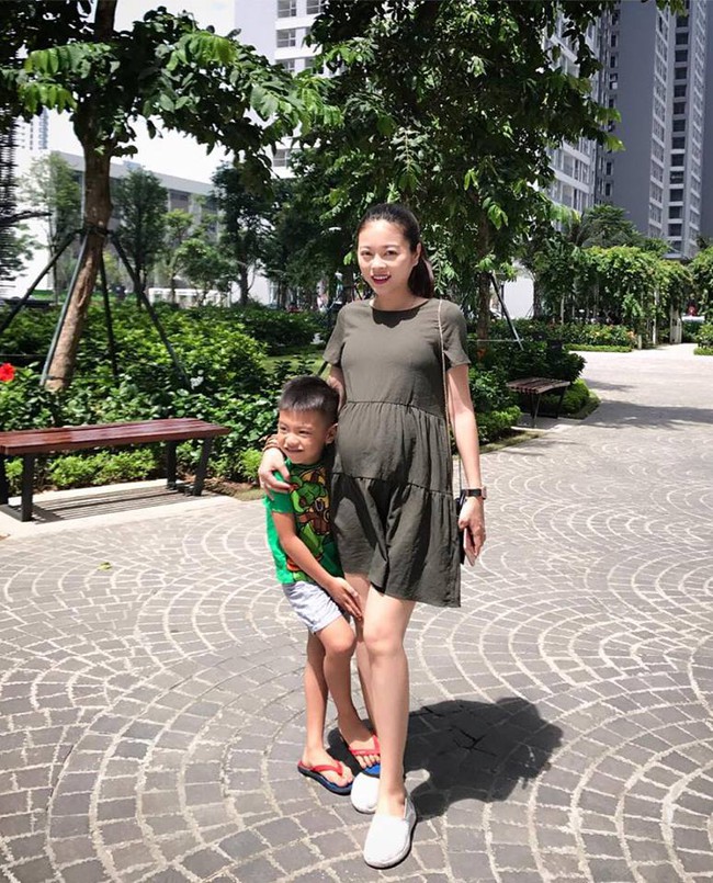 Sau 2 lần "tung hỏa mù" báo mang thai lần 5, hôm nay Hằng Túi chính thức xác nhận bầu bé út tên Sung - Ảnh 1. Sau 2 lần "tung hỏa mù" báo mang thai lần 5, hôm nay Hằng Túi chính thức xác nhận bầu bé út tên Sung - Ảnh 1.