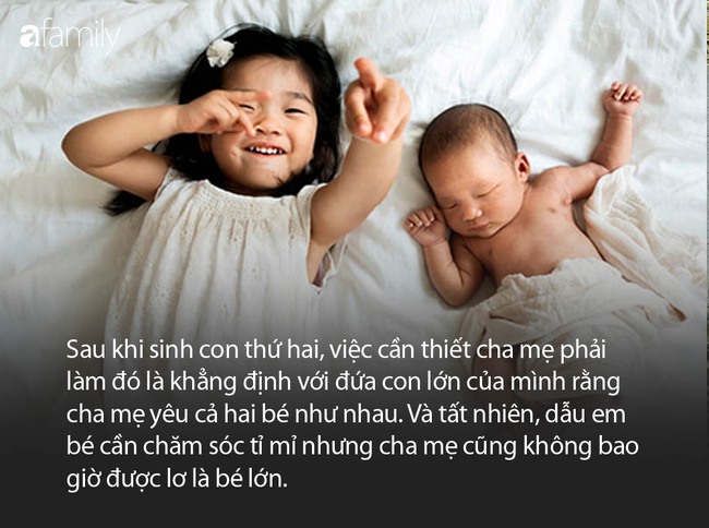 Chị gái 2 tuổi đang ngủ trưa bị em trai 3 tháng đánh thức, hành động sau đó của cô bé khiến người mẹ đặc biệt ấm lòng - Ảnh 6.