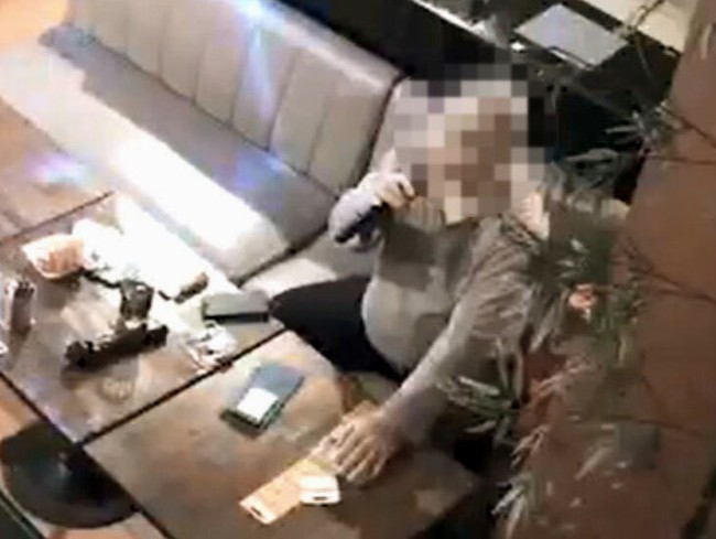 Bị nhiễm Covid-19, người đ&agrave;n &ocirc;ng kh&ocirc;ng chịu c&aacute;ch ly, ngang nhi&ecirc;n ra ngo&agrave;i với tuy&ecirc;n bố đi "reo rắc virus" khiến một nữ tiếp vi&ecirc;n qu&aacute;n rượu nhiễm bệnh - Ảnh 1.
