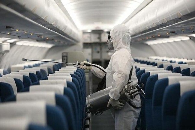 Ráo riết truy tìm 11 hành khách trên chuyến bay có người dương tính với Covid-19 - Ảnh 1.