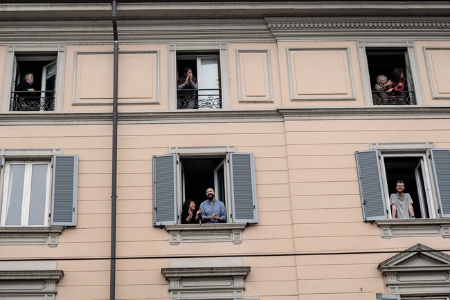 Khoảnh khắc ấm lòng: Người dân Ý rủ nhau ra ban công, mái nhà và sân thượng ca hát động viên nhau giữa mùa Covid-19 - Ảnh 1.