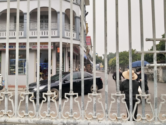 Cổng đón khách đã tạm đóng lại Cổng đón khách đã tạm đóng lại