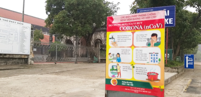 Bảng truyền thông về phòng, chống dịch Corona được cảnh báo ở các điểm qua lại trong khuôn viên của nhà thờ Bảng truyền thông về phòng, chống dịch Corona được cảnh báo ở các điểm qua lại trong khuôn viên của nhà thờ