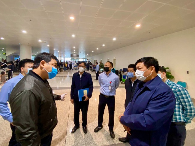 Bộ Y tế kiểm tra công tác phòng dịch COVID-19 tại sân bay Nội Bài - Ảnh 2.
