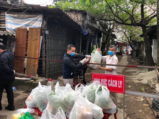 Hà Nội: Hình ảnh mới nhất của người dân cách ly tại nơi có bệnh nhân 39 dương tính - Ảnh 7.