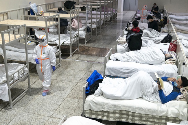 Đóng cửa toàn bộ bệnh viện cabin di động ở Vũ Hán: Xúc động với những ước nguyện của thiên thần áo trắng và bệnh nhân COVID-19 đã khỏi bệnh trong đêm cuối tại đây - Ảnh 1.