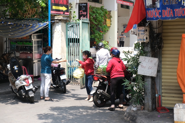 TP.HCM thông tin mới nhất về các mẫu xét nghiệm người tiếp xúc với ca bệnh Covid-19 tại chung cư Hòa Bình - Ảnh 2. TP.HCM thông tin mới nhất về các mẫu xét nghiệm người tiếp xúc với ca bệnh Covid-19 tại chung cư Hòa Bình - Ảnh 2.
