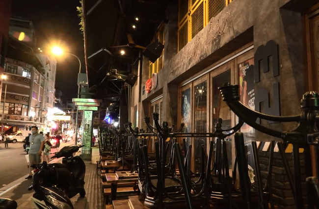 Ảnh: Các quán bar, karaoke ở trung tâm Sài Gòn đóng cửa để phòng dịch - Ảnh 9.