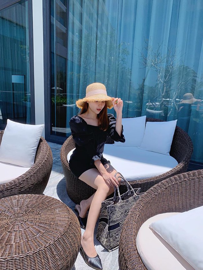 Lưu Hương Giang bày tỏ: Nhớ núi, nhớ biển, nhớ những ngày nắng đẹp, nhớ những chuyến đi... em không muốn bị cách ly. Lưu Hương Giang bày tỏ: Nhớ núi, nhớ biển, nhớ những ngày nắng đẹp, nhớ những chuyến đi... em không muốn bị cách ly.