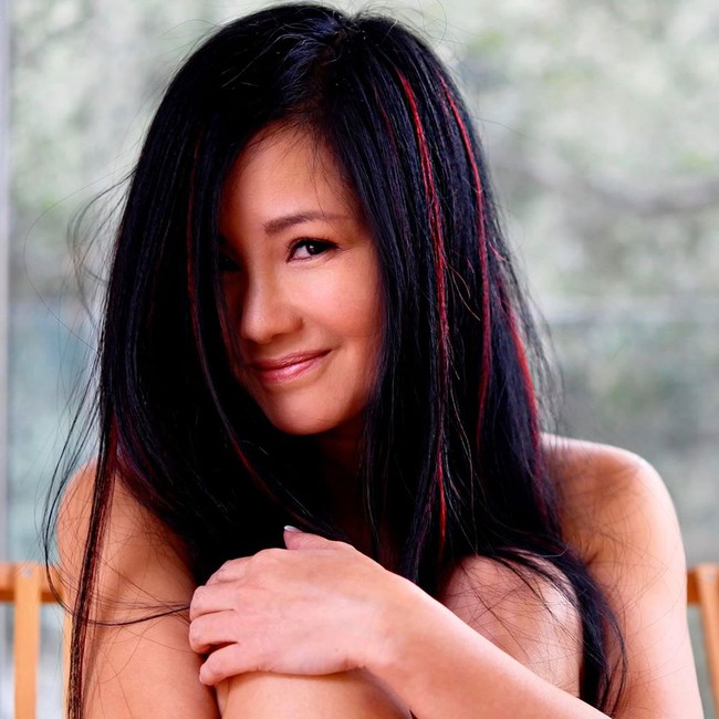 Hồng Nhung viết: Xin cám ơn các bạn bè, đã gửi những lời chúc tốt đẹp cho bà mẹ hai con bước vào tuổi 50 với trang sống mới: thiền mỗi ngày như suối nguồn trôi chảy. Hồng Nhung viết: Xin cám ơn các bạn bè, đã gửi những lời chúc tốt đẹp cho bà mẹ hai con bước vào tuổi 50 với trang sống mới: thiền mỗi ngày như suối nguồn trôi chảy.