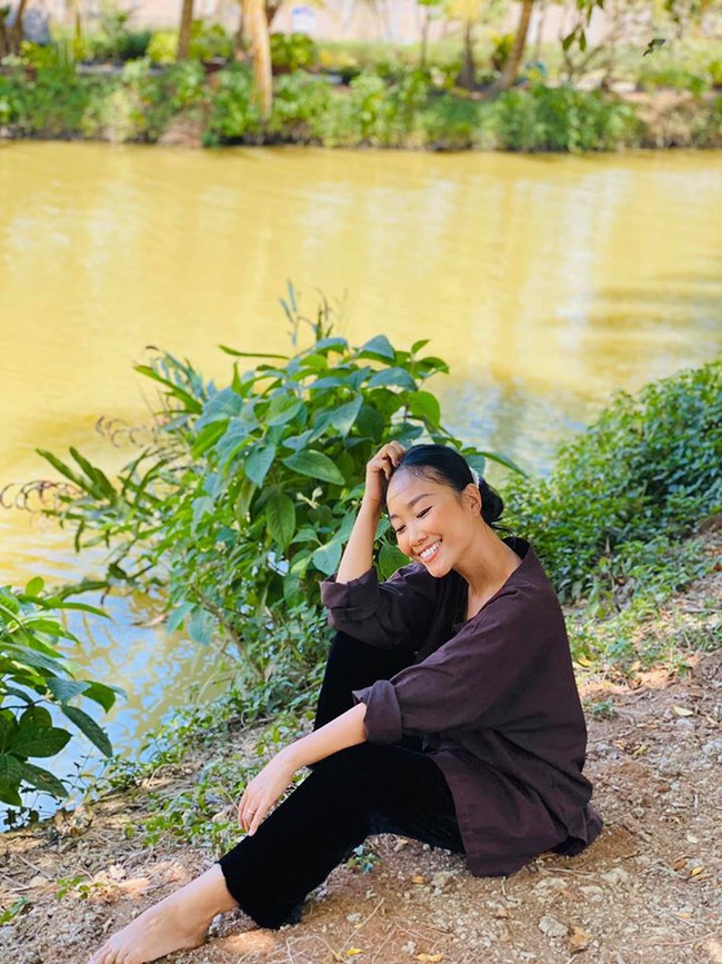 Đoan Trang đi hưởng chút hương đồng gió nội. Đoan Trang đi hưởng chút hương đồng gió nội.