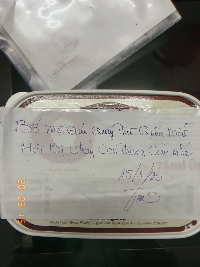 Con đi làm trên thành phố, bố chu đáo làm hẳn hộp thịt quay gửi con vì sợ con ăn uống không đủ chất, đọc lời nhắn bố gửi ai ai cũng rưng rưng xúc động - Ảnh 2.