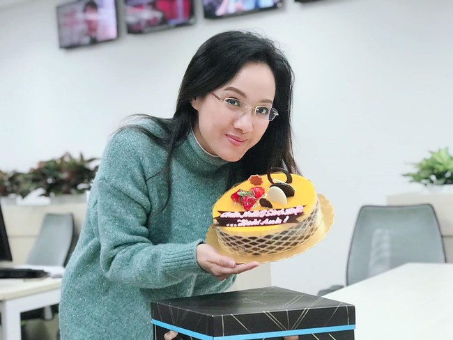 BTV Hoài Anh đón sinh nhật nhí nhố bên đồng nghiệp nhưng điều khiến dân tình “á khẩu” chính là làn da căng bóng dù năm nay đã bước vào tuổi 40 - Ảnh 3.