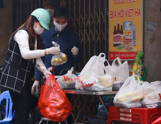 Ảnh: Công tác chăm sóc, bảo vệ người dân trong khu cách ly ngõ 165 Cầu Giấy  - Ảnh 10.