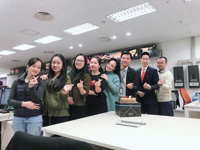 BTV Hoài Anh đón sinh nhật nhí nhố bên đồng nghiệp nhưng điều khiến dân tình “á khẩu” chính là làn da căng bóng dù năm nay đã bước vào tuổi 40 - Ảnh 1.