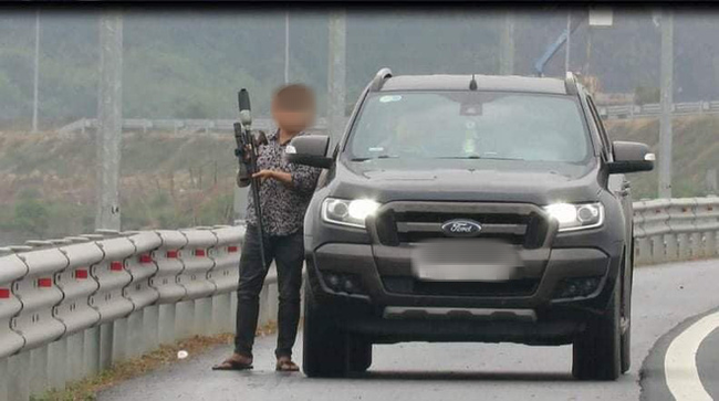 Người đàn ông dừng xe ở làn khẩn cấp trên cao tốc rồi dùng súng tự chế bắn chim khiến cộng đồng mạng phẫn nộ - Ảnh 1.