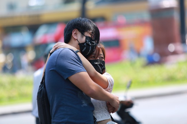 Ngày đầu tiên thực hiện nghiêm đeo khẩu trang nơi công cộng ở TP.HCM: Khách Tây vẫn vô tư chụp hình không "rào chắn" - Ảnh 3. Ngày đầu tiên thực hiện nghiêm đeo khẩu trang nơi công cộng ở TP.HCM: Khách Tây vẫn vô tư chụp hình không "rào chắn" - Ảnh 3.