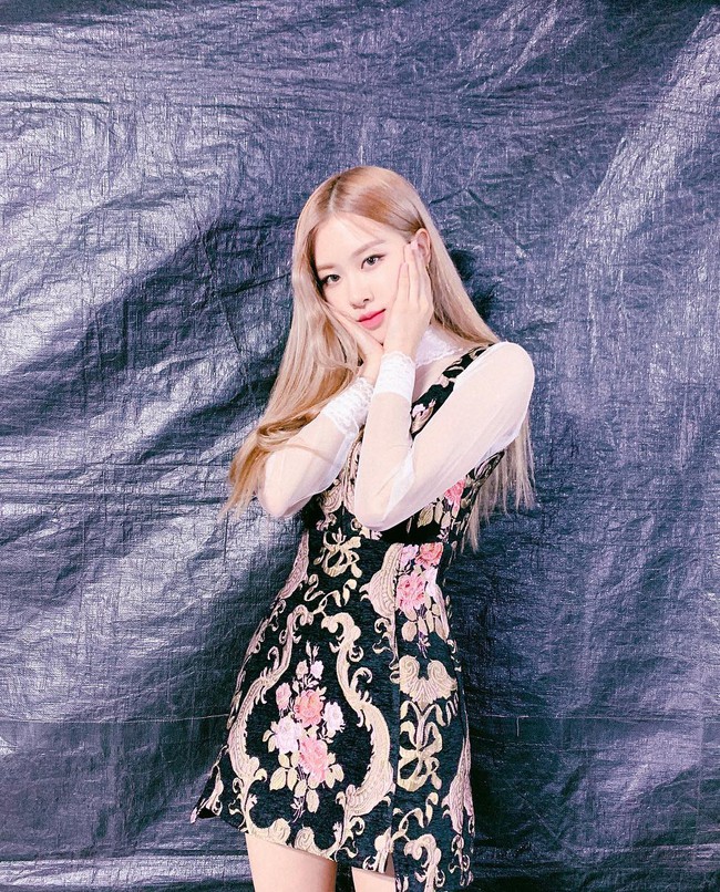 17 chiêu tạo dáng từ 4 &quot;thánh&quot; pose hình nhà Black Pink, bạn áp dụng thì sẽ nhận được bão like cho mỗi bức ảnh đăng Facebook - Ảnh 1.