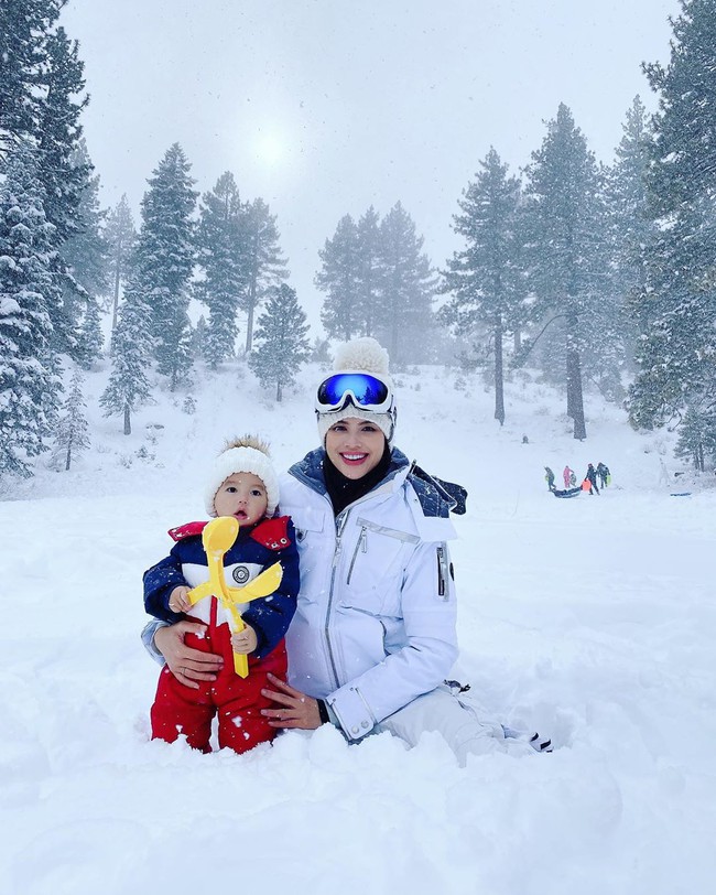 Phạm Hương rạng rỡ chụp hình cùng con trai cưng trong chuyến đi trượt tuyết.