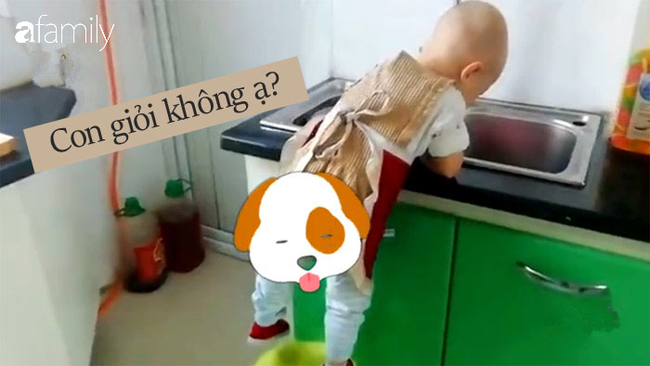 Em bé 2 tuổi bỗng nổi tiếng trên mạng xã hội vì biết giúp mẹ nấu cơm trong lúc nghỉ học vì Covid-19 - Ảnh 1.