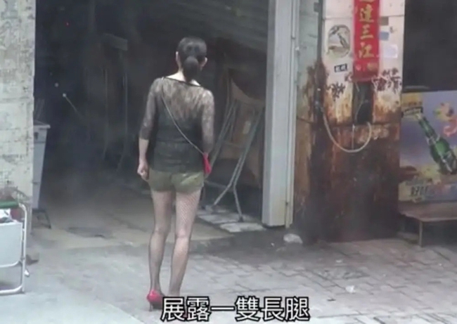 &quot;Lực lượng phản ứng 2020&quot; của TVB: Tuyên Huyên 50 tuổi vẫn mặc quần tất ren làm &quot;gái đứng đường&quot; gợi cảm - Ảnh 4.