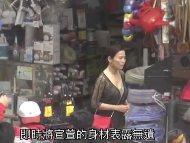 &quot;Lực lượng phản ứng 2020&quot; của TVB: Tuyên Huyên 50 tuổi vẫn mặc quần tất ren làm &quot;gái đứng đường&quot; gợi cảm - Ảnh 8.
