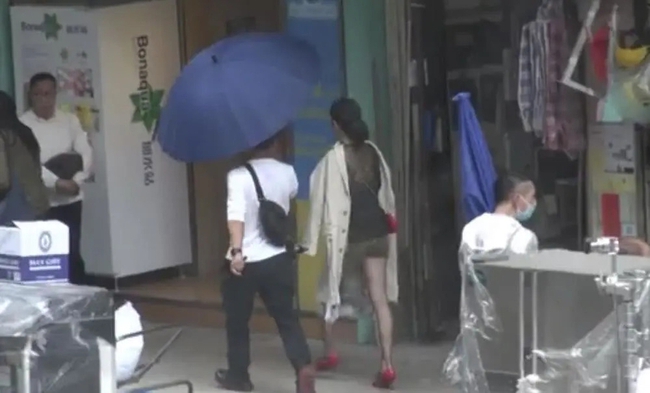 &quot;Lực lượng phản ứng 2020&quot; của TVB: Tuyên Huyên 50 tuổi vẫn mặc quần tất ren làm &quot;gái đứng đường&quot; gợi cảm - Ảnh 6.